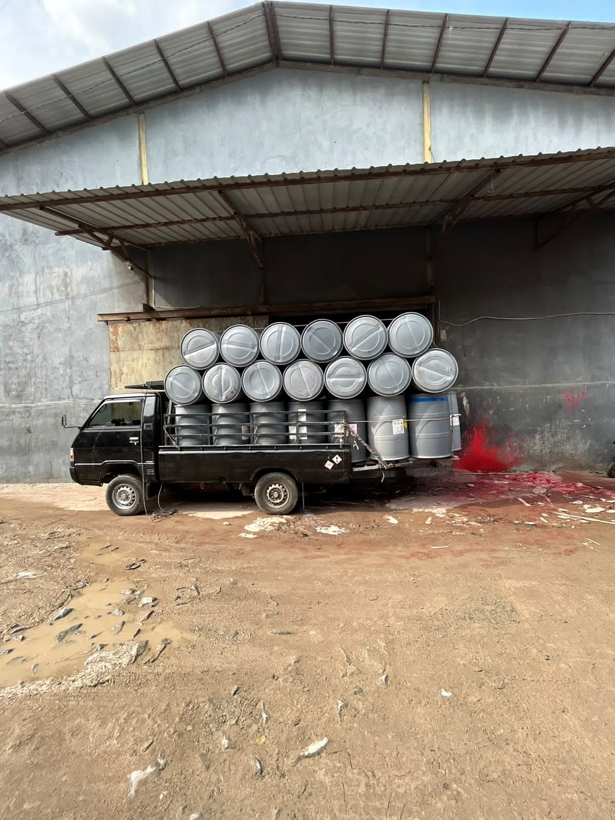 Pengiriman drum menggunakan armada pick-up
